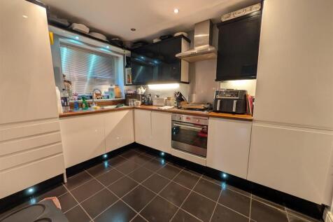 FITTED KITCHEN