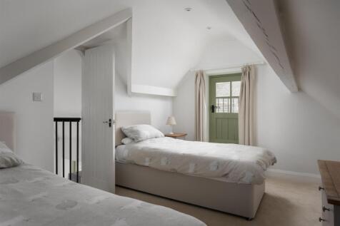 21 - The Home Farmhouse - GL7 7DU - Web.jpg