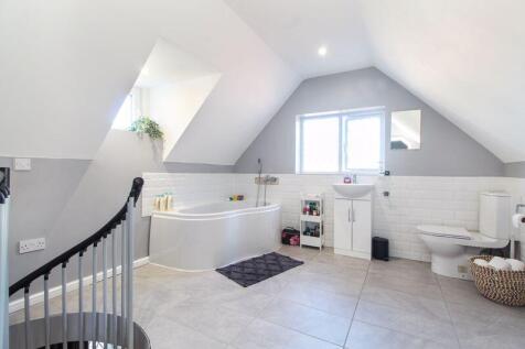 En-Suite To Master Bedroom