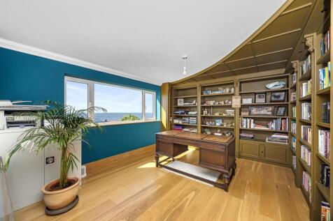 Roedean Crescent, 4-030.jpg