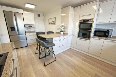 Kitchen2.jpg