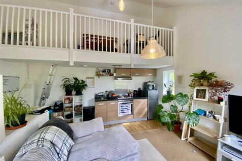 Spacious lounge / dining room / kitchen