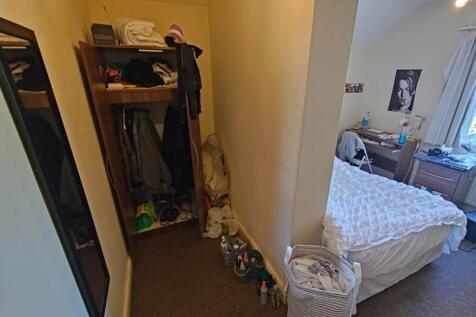 First floor rear bed