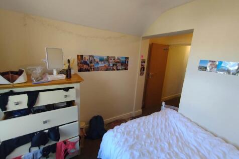 First floor rear bed