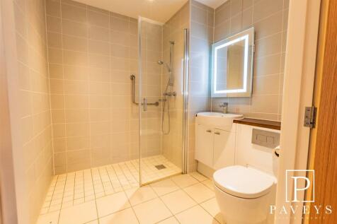 EN-SUITE SHOWER ROOM