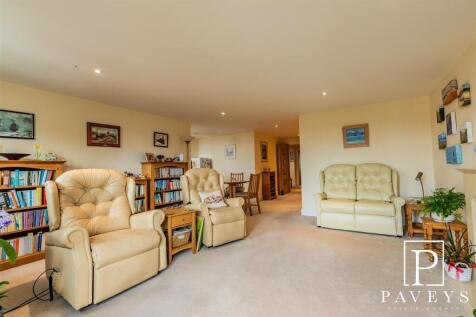 LOUNGE &amp; DINING AREA