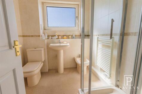 SHOWER ROOM/CLOAKROOM