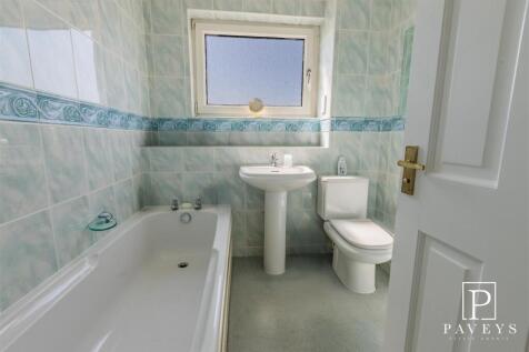 EN SUITE TO MASTER BEDROOM