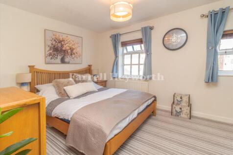 Bedroom 1 image 3