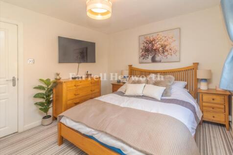 Bedroom 1 image 2