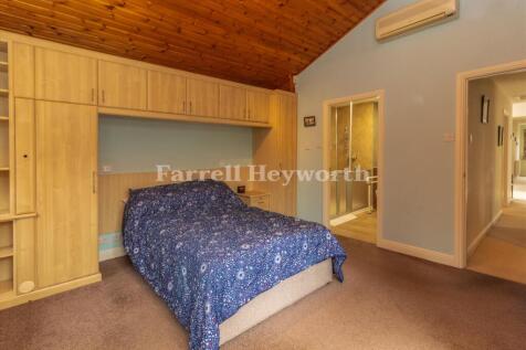 Bedroom 1 image 2