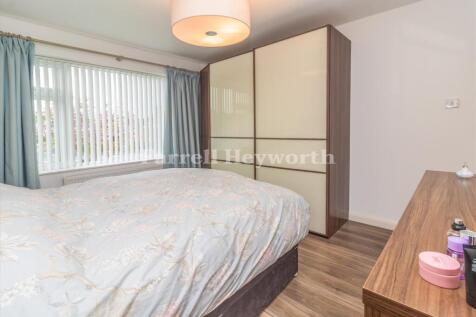 Bedroom 1 image 3