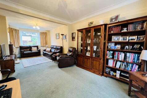 Living and Family Room 4