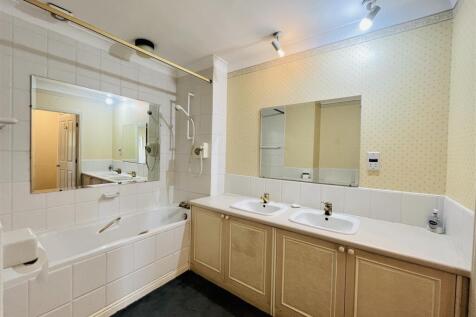 Bed 1 En Suite