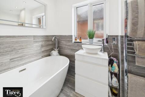 CAM02176G0-PR0528...