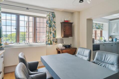 Kitchen/ Breakfast Room