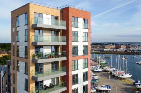 Bay and building 02.jpg