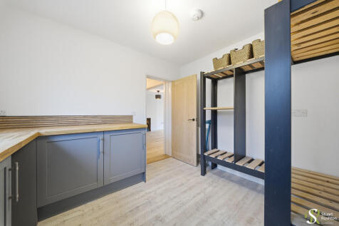 7 Woodside, Knuts...