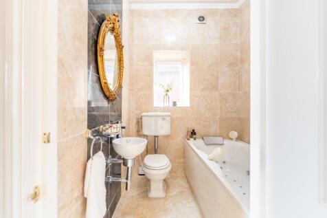 Principal bedroom ensuite