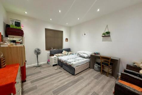 Bedroom 5 (Behind Bedroom 4)