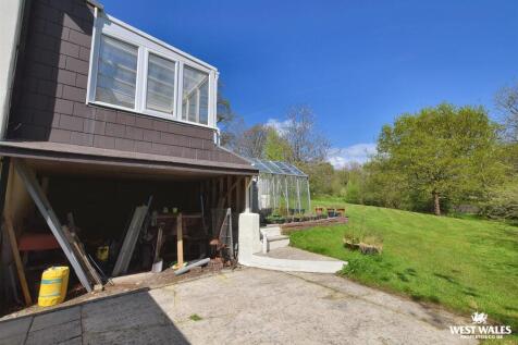 Side Storage Area under Sun Room