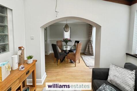 Snug/Dining Room