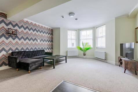 Open Plan Living Room/Kitchen