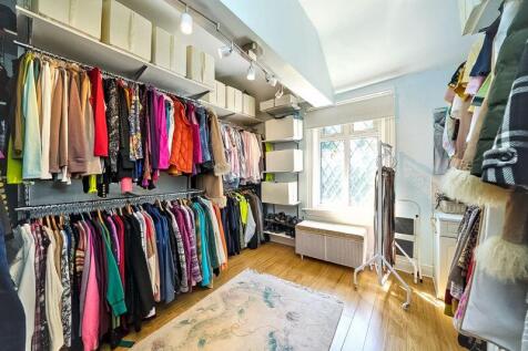 BEDROOM/DRESSING ROOM