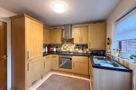 FITTED KITCHEN