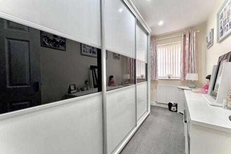 BEDROOM/DRESSING ROOM