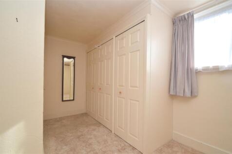 Dressing area in Bedroom 2