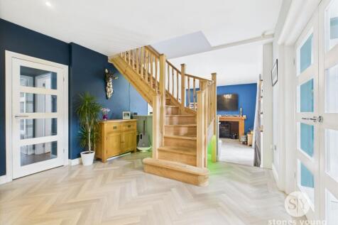 Split level lounge diner