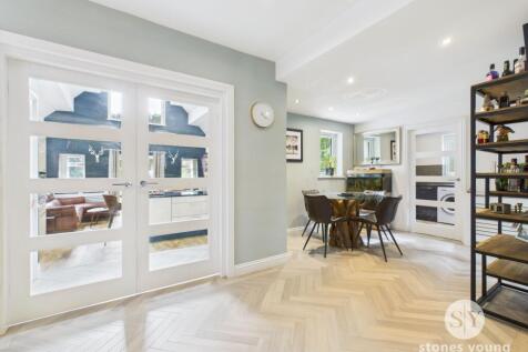 Split level lounge diner