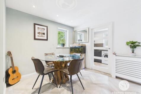 Split level lounge diner