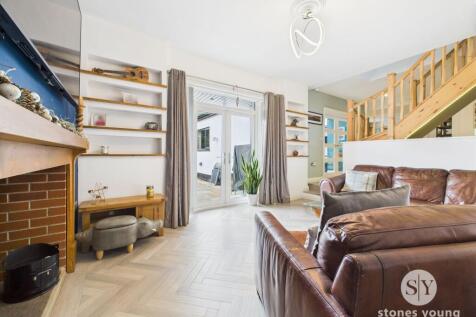 Split level lounge diner