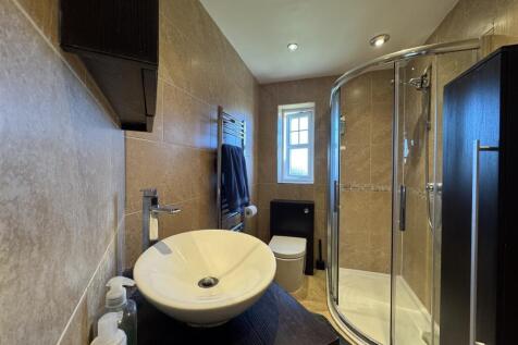 En-suite shower/WC