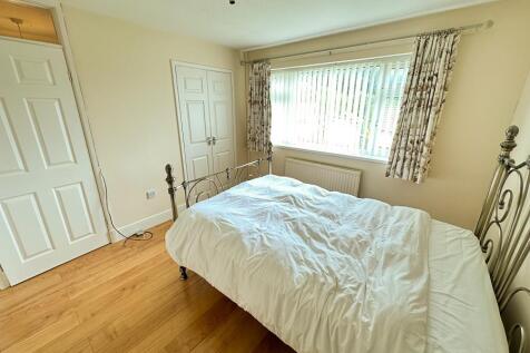 FRONT DOUBLE BEDROOM 1