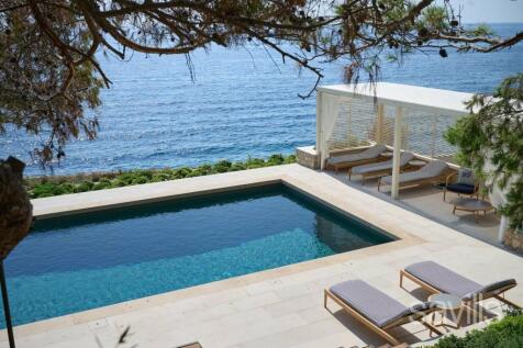 Luxurious villa with direct access to the sea