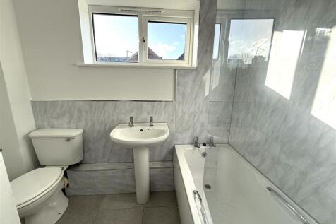 84 TALBOT BATHROOM.jpeg