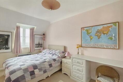 Bedroom 1 (3).jpg