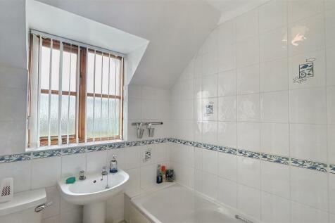 Bathroom (2).jpg