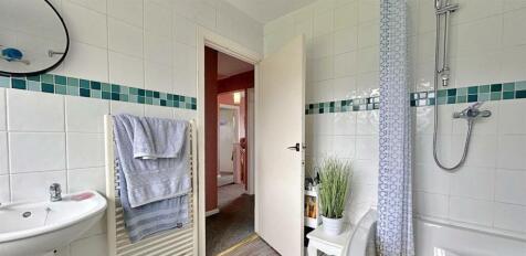 Bathroom - 2 Park Road.jpg