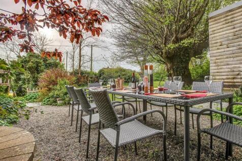 Garden dining  (1).jpg