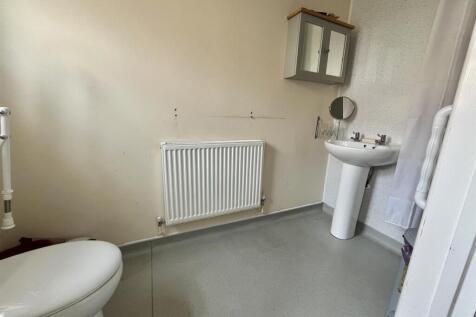 Wet-room Toilet area.jpg