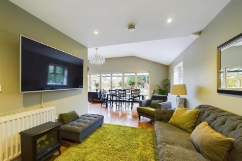 Open Plan Living/Dining Kitchen