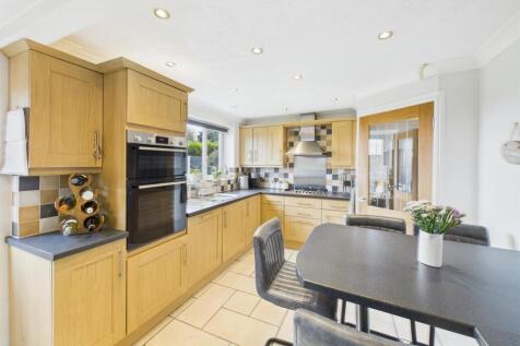 Good Sized Fitted Kitchen