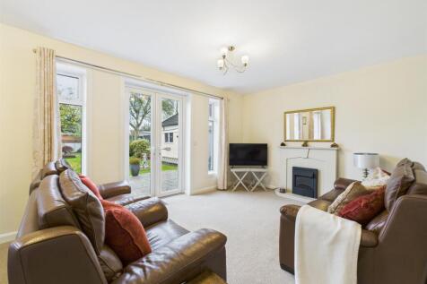 Spacious Lounge/Dining Room