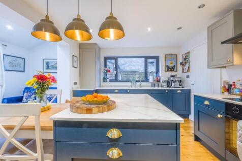 KITCHEN / DINING AREA