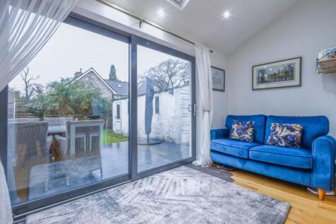 KITCHEN / DINING AREA