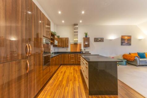 KITCHEN / LIVING ROOM